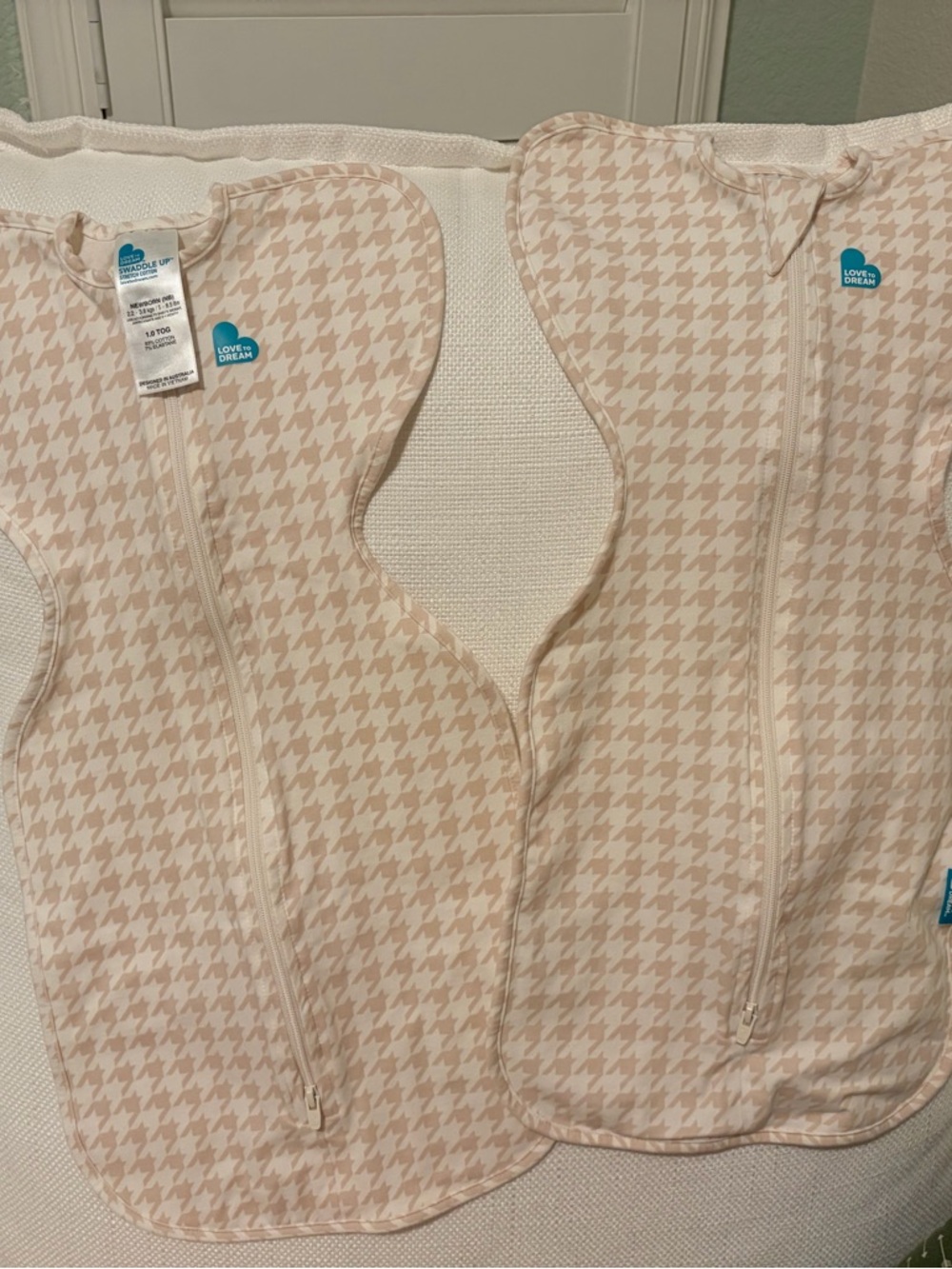 Love to dream Beige Houndstooth Baby Swaddle (2 included)